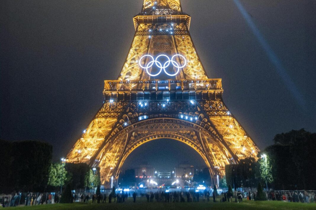 Eiffelova věž, olympijské kruhy, vstupenky na olympiádu 2024