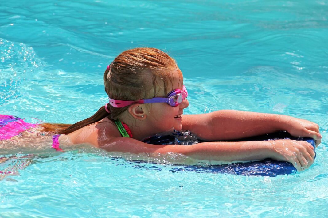 dívka plave v bazénu, Polské Maledivy