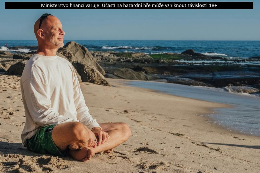 muž medituje na pláži, Extra renta