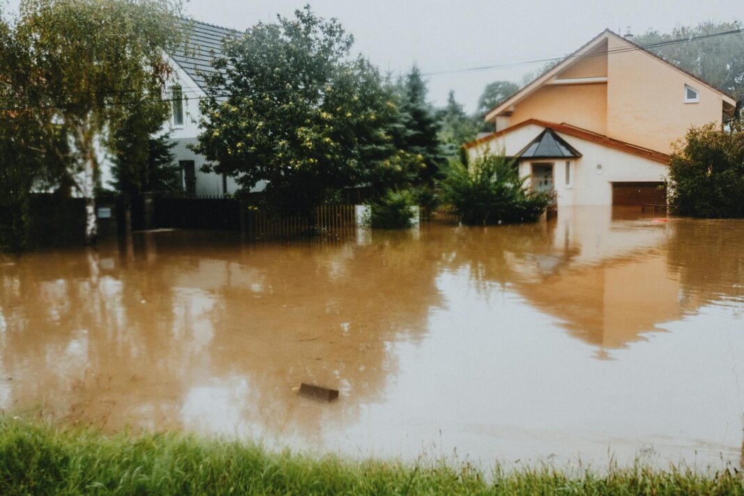 povodně, voda, domy, povodňové dluhopisy